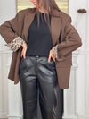 Chic et raffiné, ce blazer marron glacé séduit par ses finitions élégantes. Le détail qui fait toute la différence : des poignets réversibles à motifs léopard et de fines fentes, pour une touche originale et sophistiquée qui sublime la silhouette.