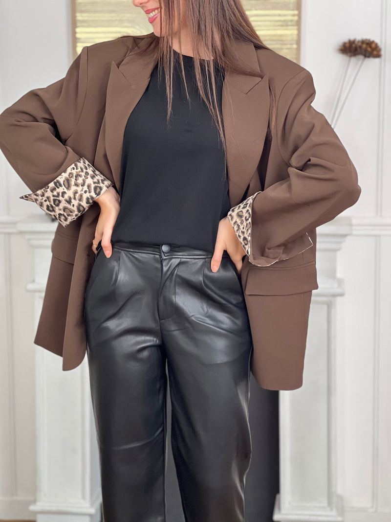 Chic et raffiné, ce blazer marron glacé séduit par ses finitions élégantes. Le détail qui fait toute la différence : des poignets réversibles à motifs léopard et de fines fentes, pour une touche originale et sophistiquée qui sublime la silhouette.