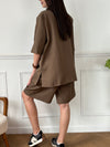 Blazer zippé oversize au caractère affirmé, structuré par des épaulettes marquées et des manches 3/4 pour une allure moderne et sophistiquée. Une pièce forte qui twiste à merveille vos looks du quotidien.