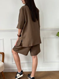 Blazer zippé oversize au caractère affirmé, structuré par des épaulettes marquées et des manches 3/4 pour une allure moderne et sophistiquée. Une pièce forte qui twiste à merveille vos looks du quotidien.