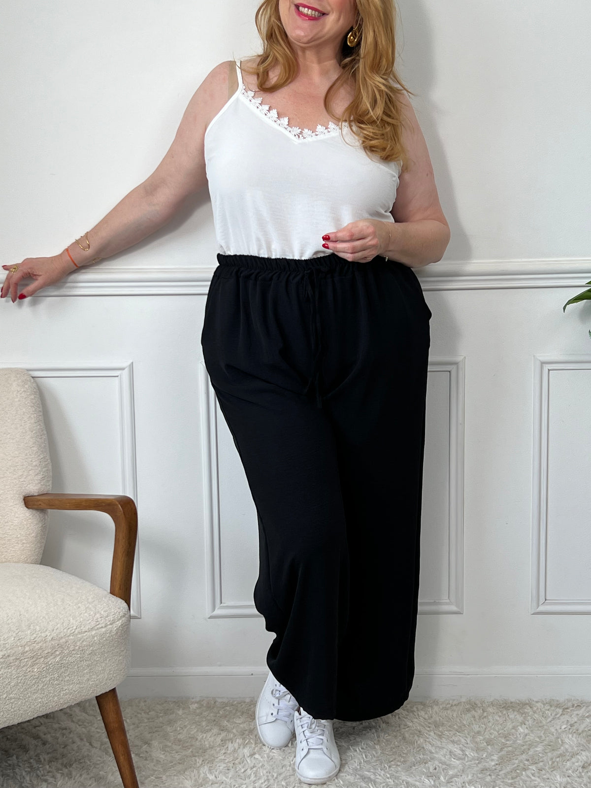 Ce pantalon noir grande taille Maloe est à la fois chic et décontracté. Fabriqué en gaze de coton, il est léger et confortable à porter toute la journée.