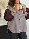 La chemise Madeline allie confort et style grâce à ses manches longues marron, sa coupe plus longue à l’arrière et ses détails léopard sur la poche, le dos et le col. Les poignets resserrés et les boutons sur toute la longueur assurent une tenue soignée au quotidien.