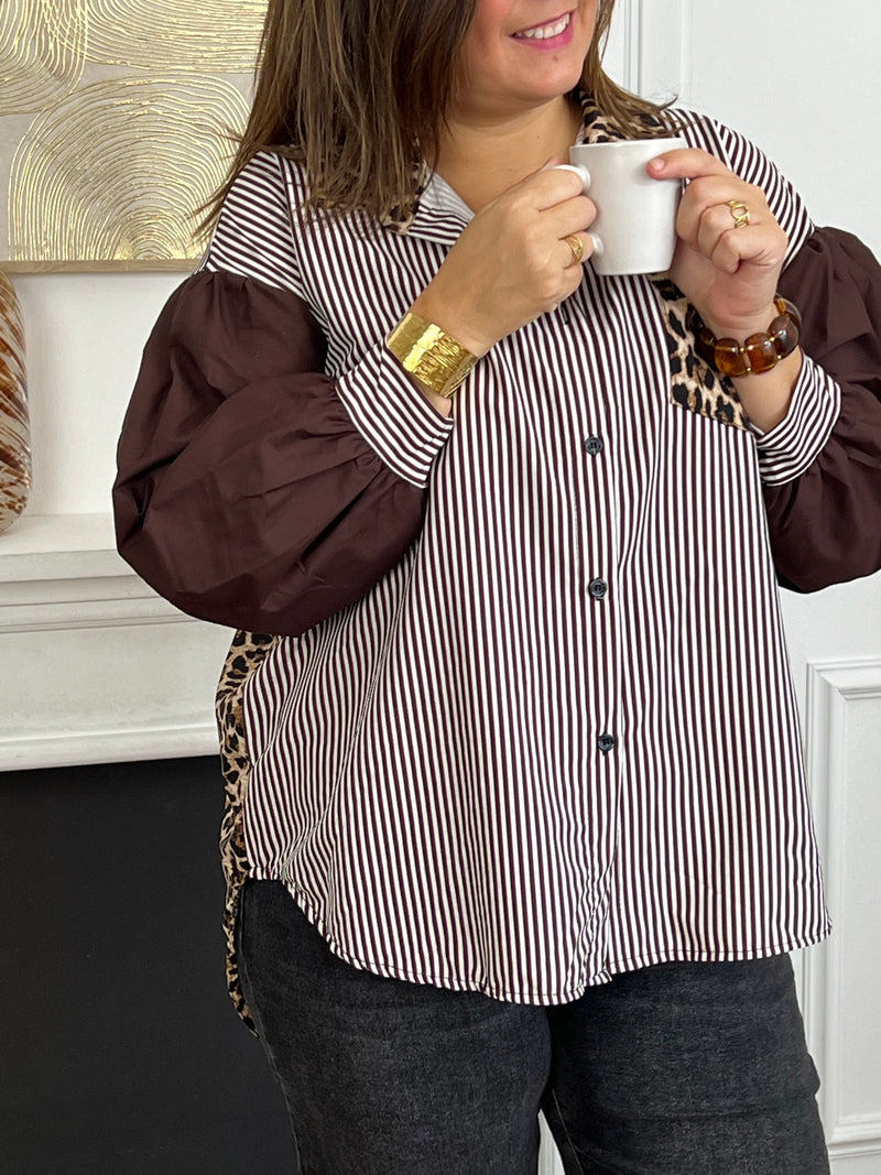 La chemise Madeline allie confort et style grâce à ses manches longues marron, sa coupe plus longue à l’arrière et ses détails léopard sur la poche, le dos et le col. Les poignets resserrés et les boutons sur toute la longueur assurent une tenue soignée au quotidien.