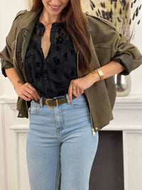 Cette chemise noire à motifs floraux Elenora allie élégance et délicatesse. Ses manches longues et son col rond apportent un charme classique, rehaussé par des volants subtils au col et aux manches.