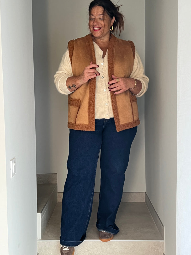 Adoptez un look tendance avec la veste sans manches Curve : Talya en imitation daim camel. Avec ses 2 poches à l'avant, elle allie style et praticité. Son effet moumoute apporte une touche de douceur et de chaleur pour les journées fraîches. Soyez élégante et confortable en toutes occasions !