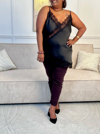 Découvrez le Top Léna, un incontournable de votre garde-robe. Confectionné en noir élégant, ce top séduisant arbore des détails en dentelle délicate au col et à l'ourlet pour une touche de féminité.