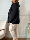 Parka imperméable et réversible au design audacieux : un côté noir classique et intemporel, l’autre doré pour briller sous la pluie. Une pièce pratique et tendance, qui s’adapte à toutes vos envies.
