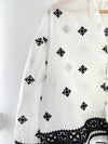 Offrez-vous un look élégant avec la chemise Kea en coton écrue et noire pour femme. Avec son col V et ses motifs subtils, elle est idéale pour toutes les occasions. Légèrement transparente, elle est boutonnée sur la longueur et aux poignets avec un détail broderie noire.