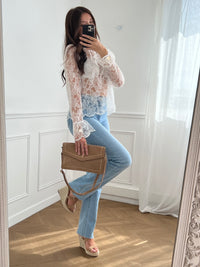 Ce jean bleu clair Tall Olira, taille haute et extra long, est conçu pour sublimer votre silhouette. Il offre un confort optimal avec ses deux poches arrière, deux poches latérales et ses passants pour ceinture, parfait pour un style à la fois pratique et élégant.