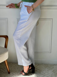 Adoptez le pantalon écru Jolina en gaze de coton. Sa coupe large et sa taille élastique offrent un confort optimal.