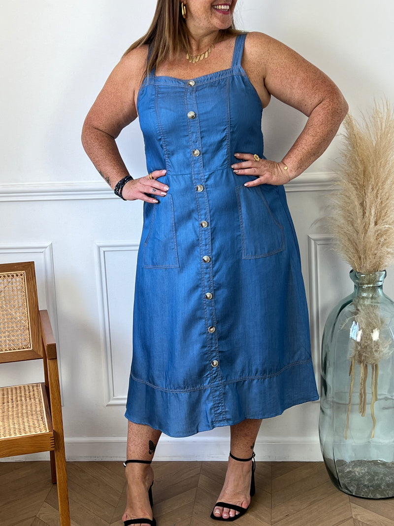 Découvrez la robe longue bleue à bretelles Curve : Jude. Avec son tissu effet jean, ses bretelles non réglables et ses boutons factices sur le devant, elle offre un look élégant et décontracté. De plus, ses 2 poches latérales et son dos élastique offrent un confort et une praticité inégalés. Pour une silhouette féminine et tendance !