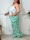 Sublimez votre silhouette avec le pantalon Linzy, une pièce audacieuse en vert ornée de motifs élégants. Sa coupe ample célèbre vos courbes tout en garantissant un confort optimal pour toutes les occasions.&nbsp;