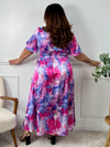 Découvrez notre robe longue à motifs grande taille Lexie ! Avec ses manches courtes, son col V et sa taille élastique au dos, elle vous offre un confort et un style subtils.&nbsp;