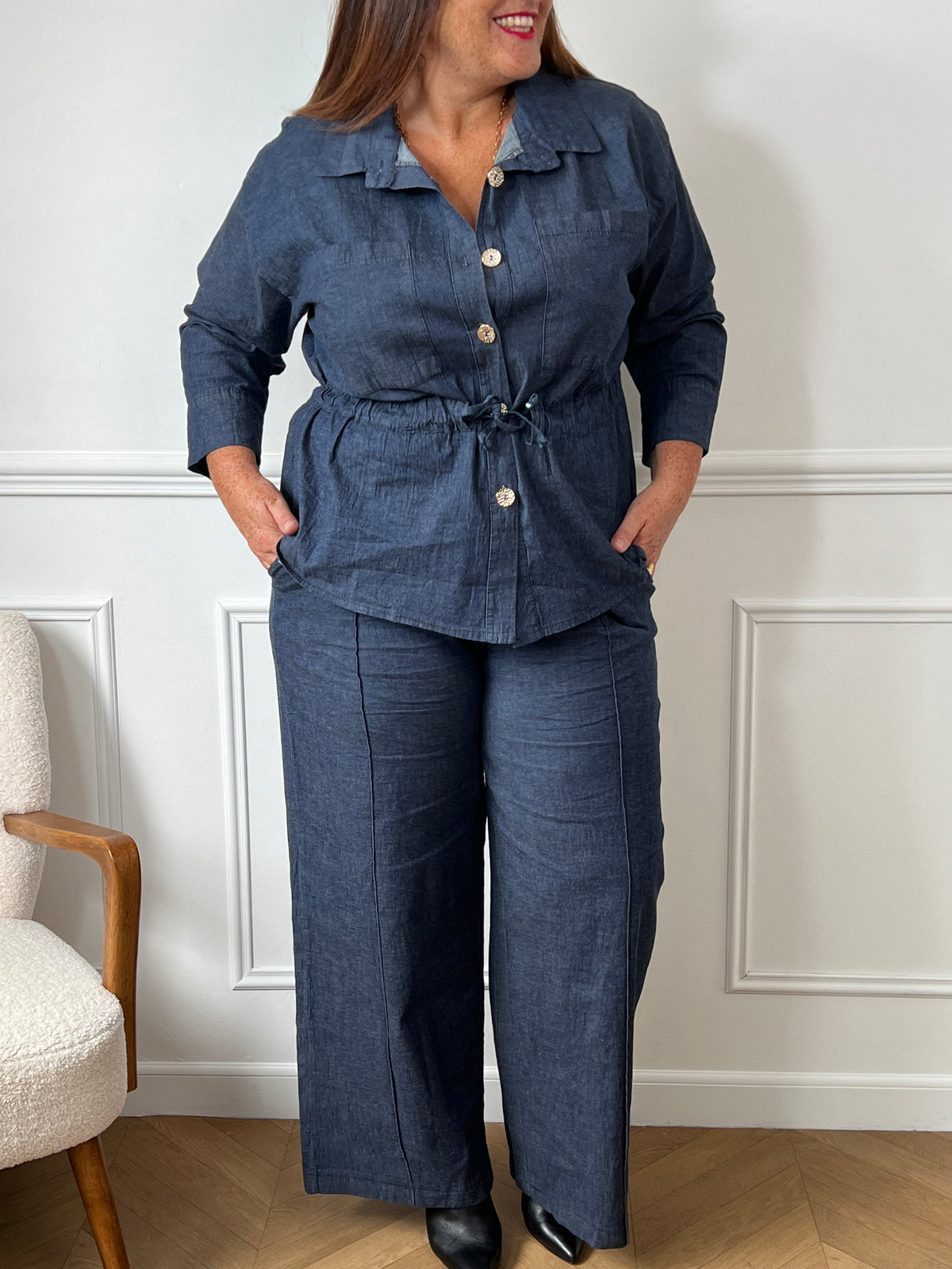 Cette chemise en jean bleue grande taille Celinda allie confort et style. Ses manches longues et son col chemise offrent une coupe classique, tandis que les boutons dorés apportent une touche élégante. Légèrement élastique, elle s’adapte parfaitement à votre silhouette.