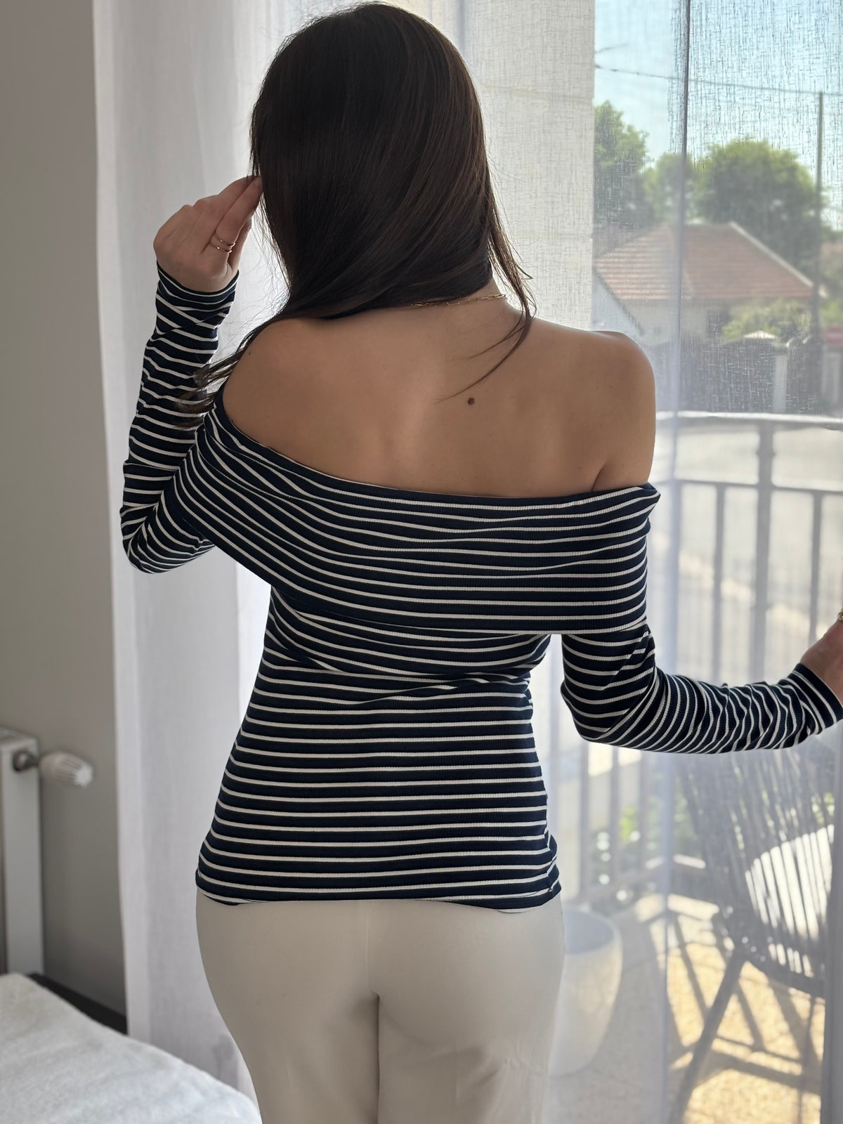 Ce top Mathilda apportera une touche de classe à toutes vos tenues avec ses manches longues et son col bateau. Son effet marinière est à la fois élégant et intemporel, tandis que sa légère élasticité vous garantit un confort optimal.