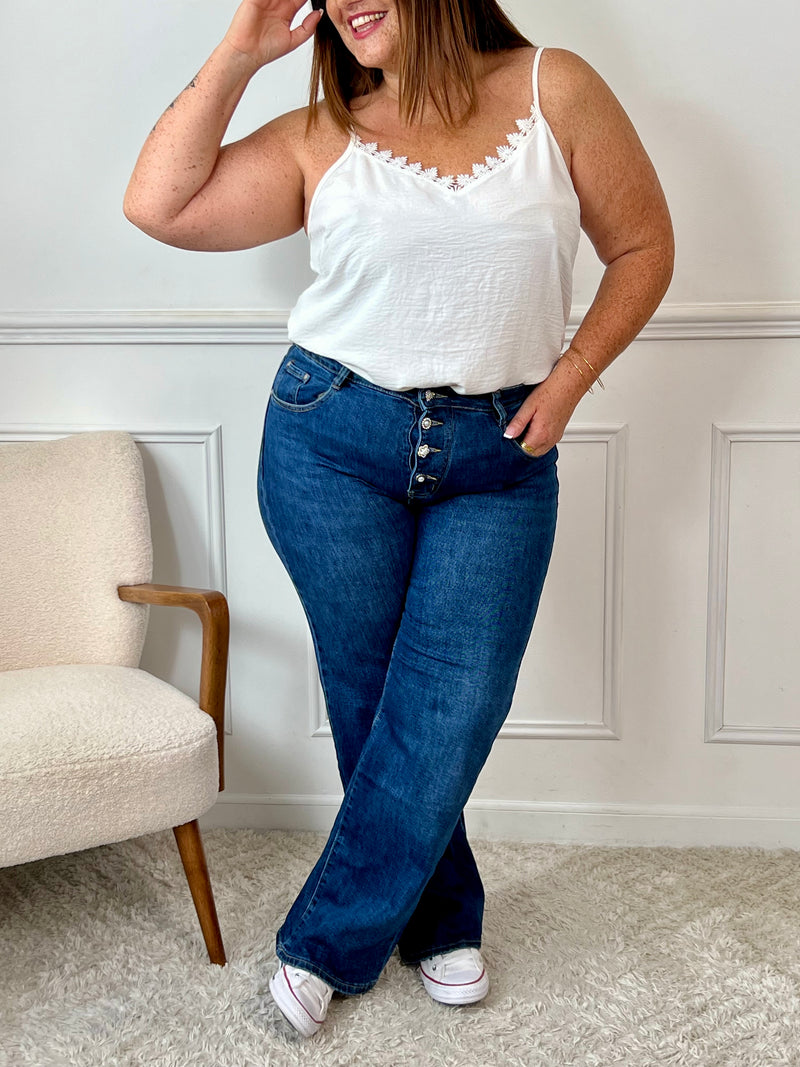 Jean bleu foncé grande taille pour femme – Ce jean tendance se distingue par ses 4 boutons décoratifs en strass aux motifs variés. Il dispose de deux poches à l’avant et deux à l’arrière. Coloris bleu foncé, idéal pour un look chic et facile à assortir