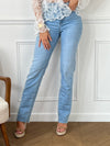 Ce jean bleu clair Tall Olira, taille haute et extra long, est conçu pour sublimer votre silhouette. Il offre un confort optimal avec ses deux poches arrière, deux poches latérales et ses passants pour ceinture, parfait pour un style à la fois pratique et élégant.