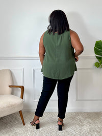 Top kaki grande taille pour femme – Ce top à bretelles non réglables présente un col rond, un détail soleil doré au niveau des épaules et une doublure à la poitrine. Sa coupe ample et son dos légèrement plus long offrent confort et élégance. Couleur kaki, facile à associer.