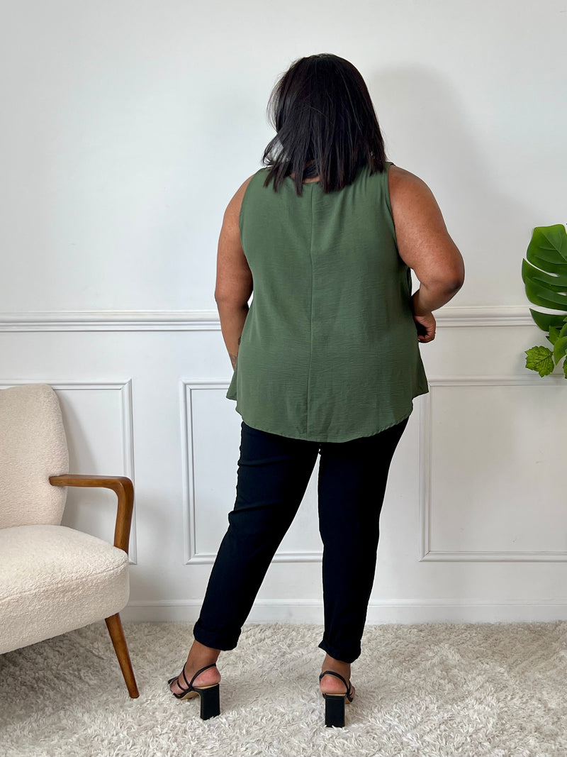 Top kaki grande taille pour femme – Ce top à bretelles non réglables présente un col rond, un détail soleil doré au niveau des épaules et une doublure à la poitrine. Sa coupe ample et son dos légèrement plus long offrent confort et élégance. Couleur kaki, facile à associer.