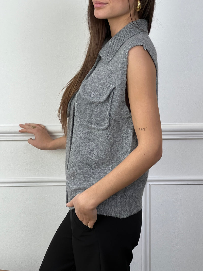 Ajoutez une touche d'élégance à votre look avec ce gilet gris sans manches Marvy. Son col chemise et ses poches lui donnent un style raffiné. Pratique et chic, il s'adapte à toutes les occasions. Un essentiel intemporel pour votre garde-robe !