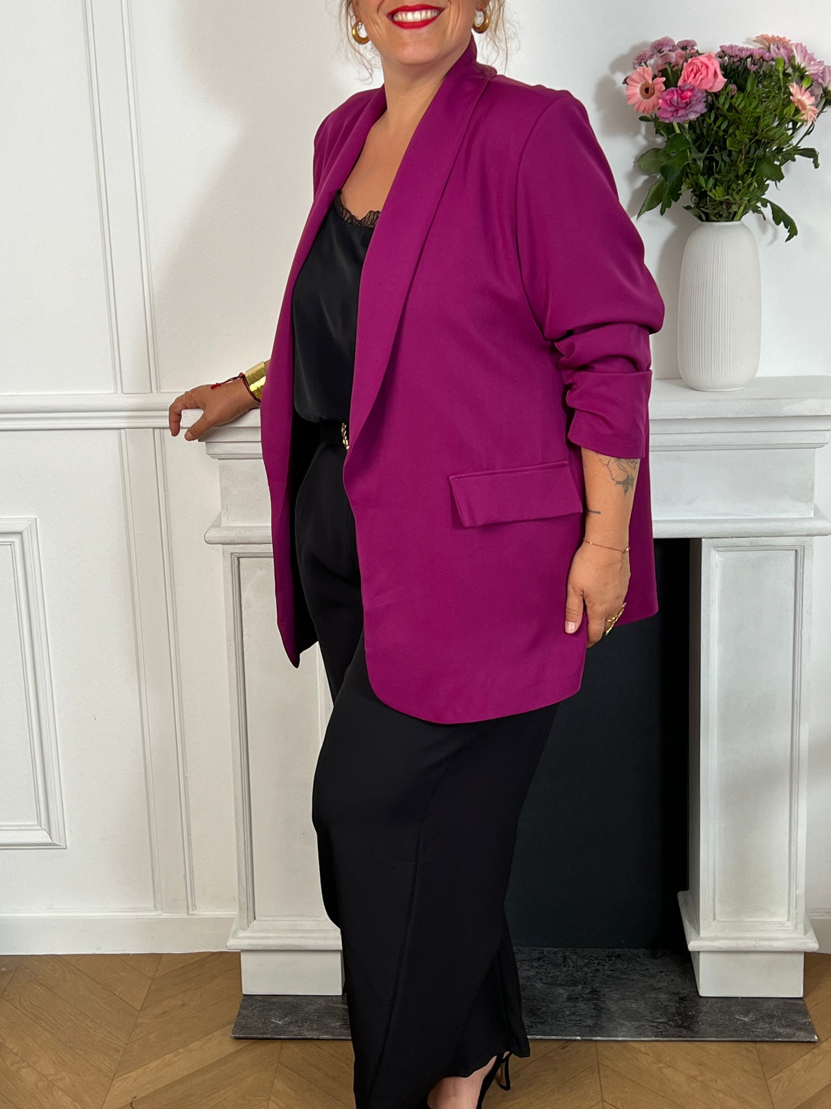 Valorisez votre silhouette avec le blazer en bleu, spécialement conçu pour les grandes tailles. Ses manches longues assurent une coupe flatteuse, tandis que les épaules apportent structure et élégance.