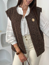 Adoptez l’élégance cosy avec cette veste sans manches marron effet moumoute. Confortable et tendance, elle se porte facilement sur vos tenues pour un look chic et décontracté. Son détail raffiné : une broche dorée amovible, qui apporte une touche lumineuse et personnalisable à votre style.