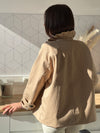 Élégant et moderne, ce trench court beige séduit par son col montant plissé qui lui confère une allure raffinée. Son intérieur à carreaux apporte une touche intemporelle et chic, faisant de cette pièce un indispensable de mi-saison.