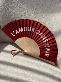 Éventail rouge pailleté : L'amour dans l'air