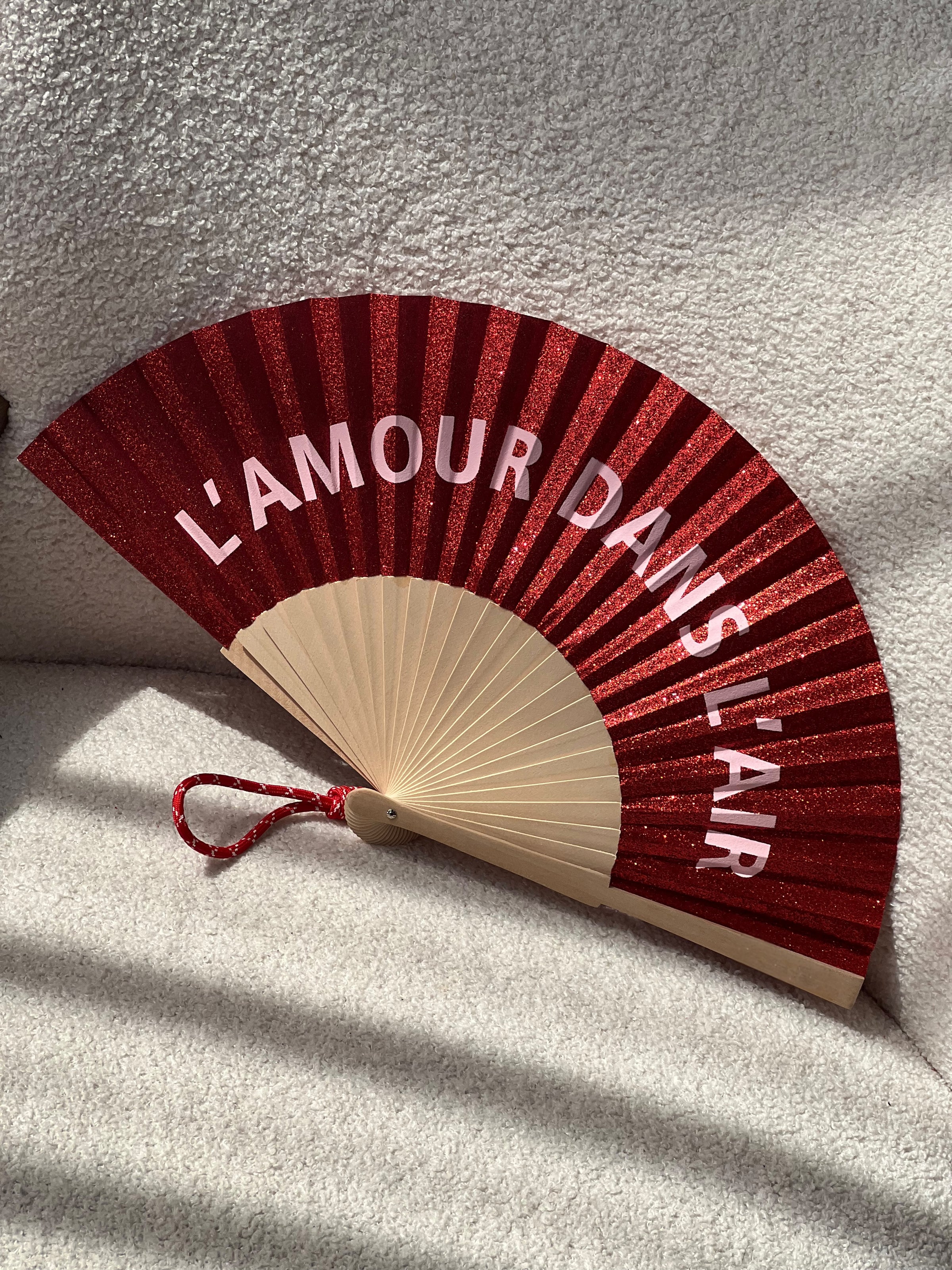 Éventail rouge pailleté : L'amour dans l'air