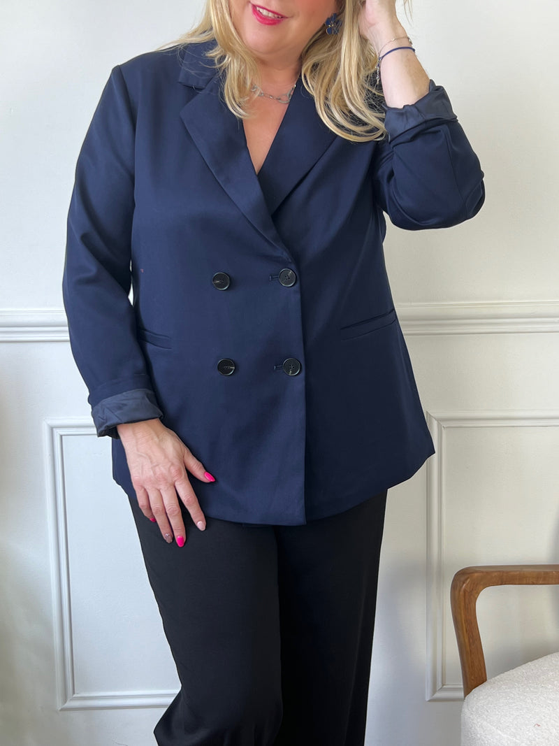 Ajoutez une touche élégante et sophistiquée à votre garde-robe avec notre blazer bleu Nely. Avec ses manches longues, ses épaulettes et sa doublure, ce blazer est à la fois confortable et tendance. Ajoutez une touche de style à toutes vos tenues avec ce blazer incontournable !