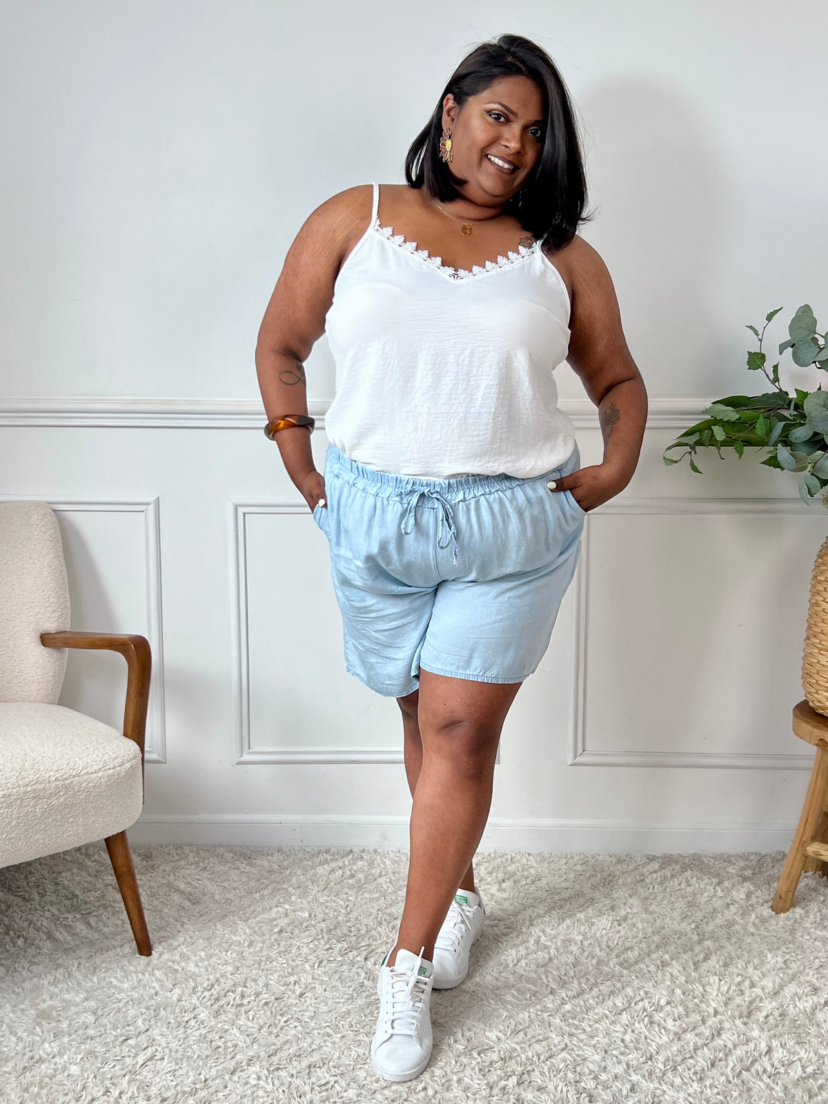 Ce short bleu grande taille pour femme allie confort et style. Sa taille élastique assure un ajustement parfait, tandis que les poches latérales ajoutent une touche pratique. Le nœud factice à l'avant apporte une élégance discrète, idéale pour un look décontracté et soigné.