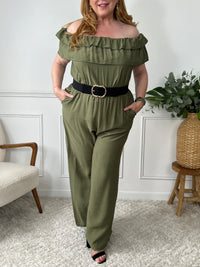 Cette combinaison kaki grande taille est polyvalente et élégante. Son col bateau élastique avec volants, sa taille élastique et sa ceinture amovible mettent en valeur votre silhouette. Avec ses poches latérales, vous avez tout ce dont vous avez besoin pour partir à l'aventure.