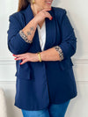 Ce blazer bleu avec détail léopard est un incontournable de votre garde-robe. Les épaulettes et le détail léopard aux manches ajoutent une touche d'élégance et de sophistication à votre tenue. Idéal pour un look professionnel ou pour une soirée spéciale. Impressionnez avec le blazer Evan !
