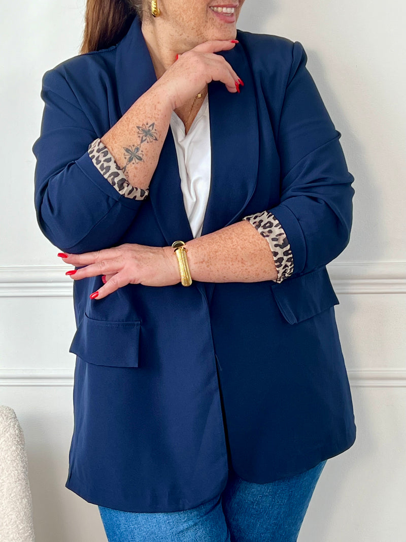 Ce blazer bleu avec détail léopard est un incontournable de votre garde-robe. Les épaulettes et le détail léopard aux manches ajoutent une touche d'élégance et de sophistication à votre tenue. Idéal pour un look professionnel ou pour une soirée spéciale. Impressionnez avec le blazer Evan !