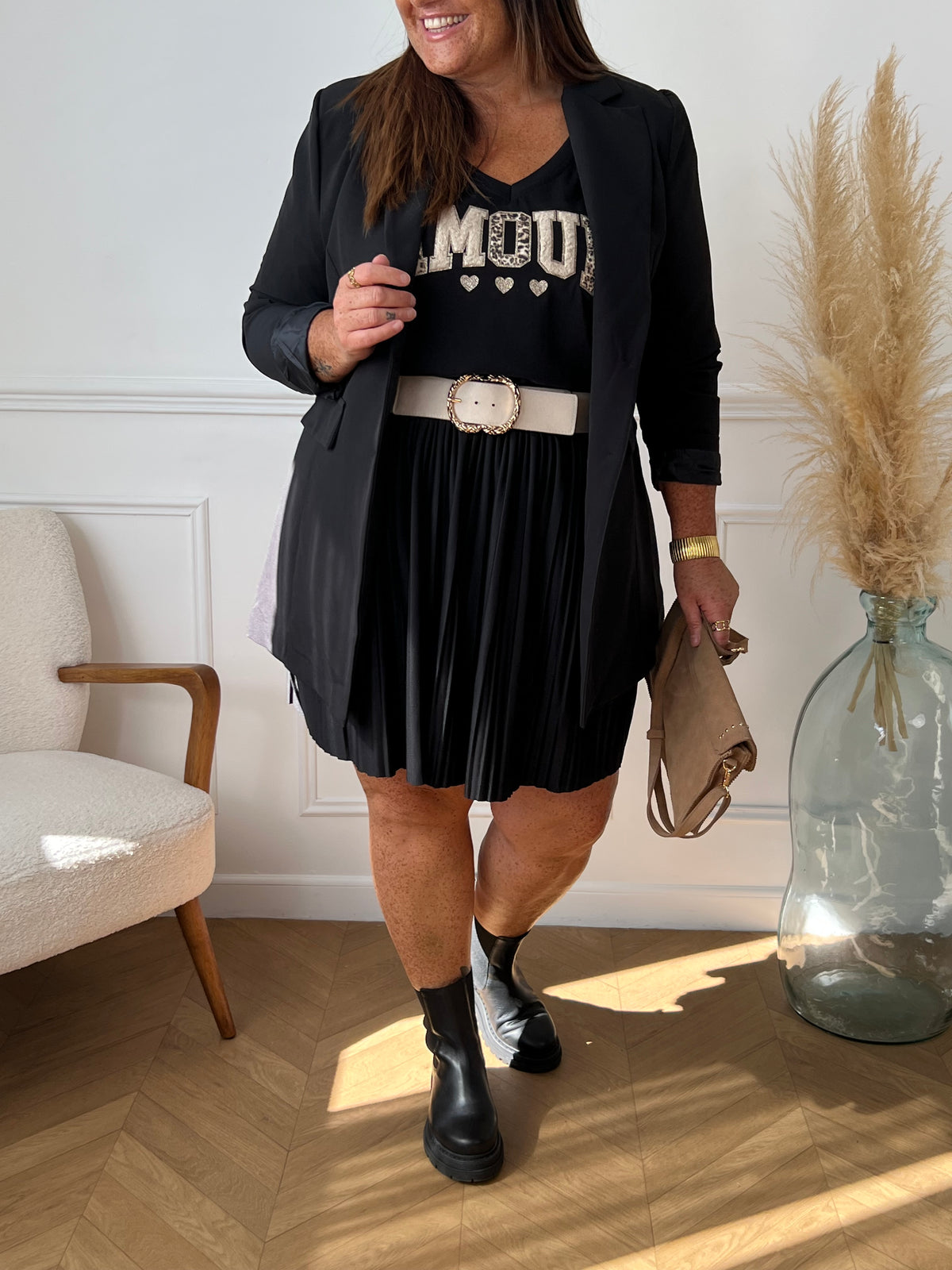 Adoptez le confort avec ce tee-shirt grande taille noir, orné d’une inscription "Amour". Ses manches courtes et son col rond offrent une coupe agréable qui s’adapte parfaitement à votre silhouette.