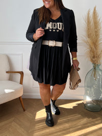 Adoptez le confort avec ce tee-shirt grande taille noir, orné d’une inscription "Amour". Ses manches courtes et son col rond offrent une coupe agréable qui s’adapte parfaitement à votre silhouette.