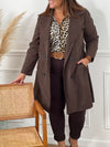 Ce trench marron grande taille Cyla allie élégance et confort. Ses manches longues et son col revers apportent une allure classique tandis que les boutons sur toute la longueur facilitent l’ajustement.