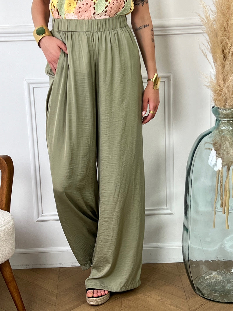 Découvrez notre Pantalon fluide kaki, le choix parfait pour votre garde-robe décontractée ! Avec sa couleur kaki tendance et son tissu élastique, il allie confort et style. Les poches ajoutent une touche pratique à ce pantalon fluide et votre allure élégante sera complétée par son ajustement parfait.