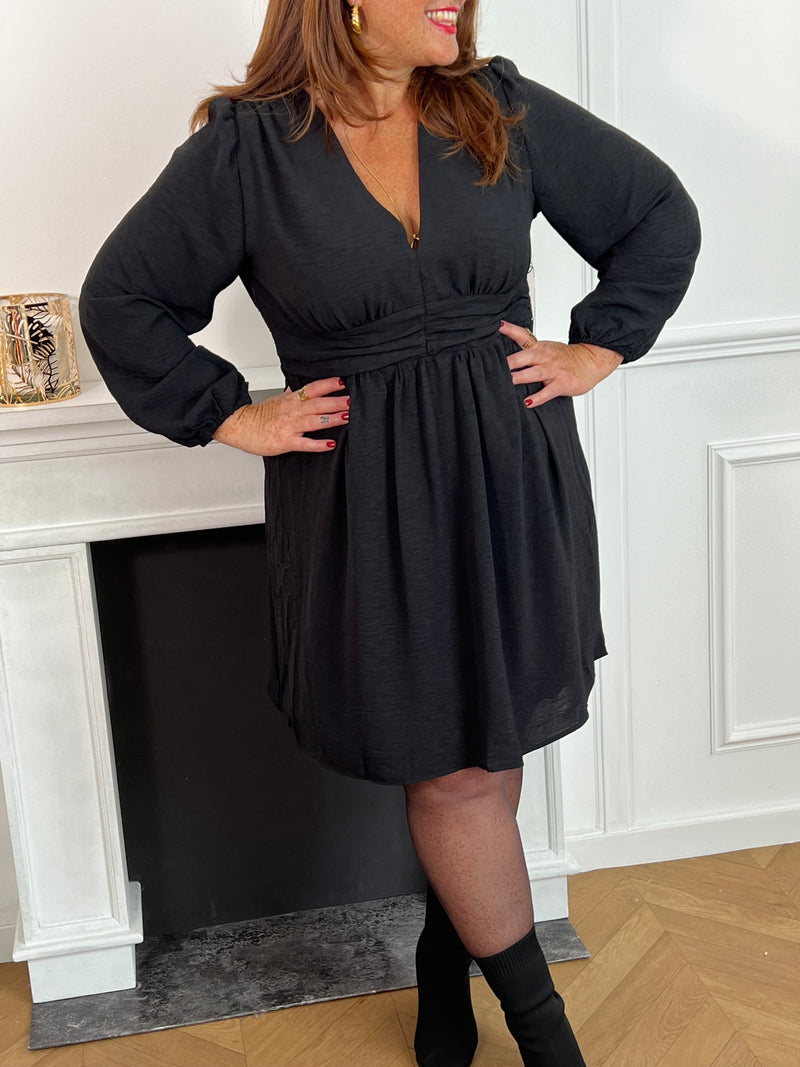 Découvrez notre robe courte noire Curve : Oriane avec ses manches longues, son col V flatteur et son élastique aux dos et aux poignets pour une tenue confortable et élégante. Parfaite pour toutes les occasions, cette robe vous fera sentir confiante et stylée. Commandez maintenant !