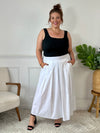 La jupe blanche plissée de grande taille incarne une élégance intemporelle. Avec sa coupe longue, elle offre une silhouette flatteuse et tendance. Cette pièce allie style et confort, créant une tenue sophistiquée et moderne pour les femmes de grande taille.