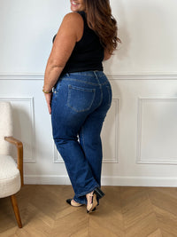 Ce jean bleu se distingue par son allure élégante et intemporelle. Sa coupe confortable épouse la silhouette avec naturel. Les boutons dorés apportent une touche raffinée et lumineuse qui rehausse le style de cette pièce incontournable.