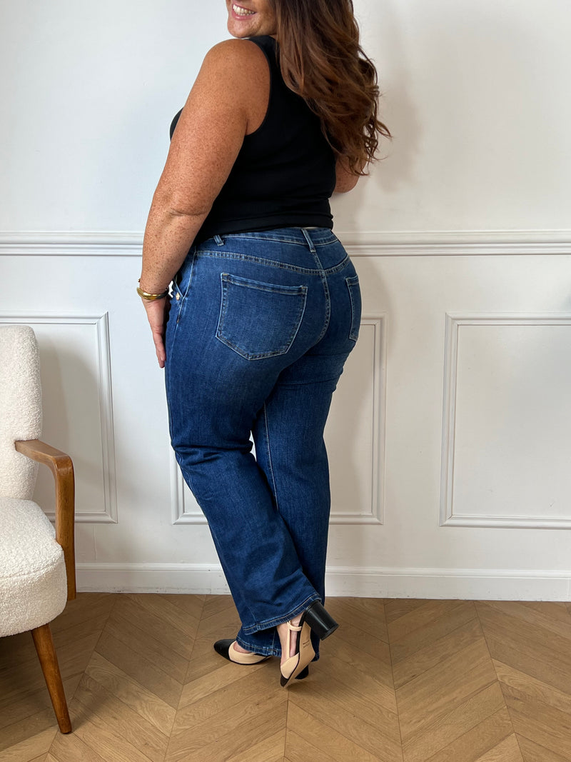 Ce jean bleu se distingue par son allure élégante et intemporelle. Sa coupe confortable épouse la silhouette avec naturel. Les boutons dorés apportent une touche raffinée et lumineuse qui rehausse le style de cette pièce incontournable.