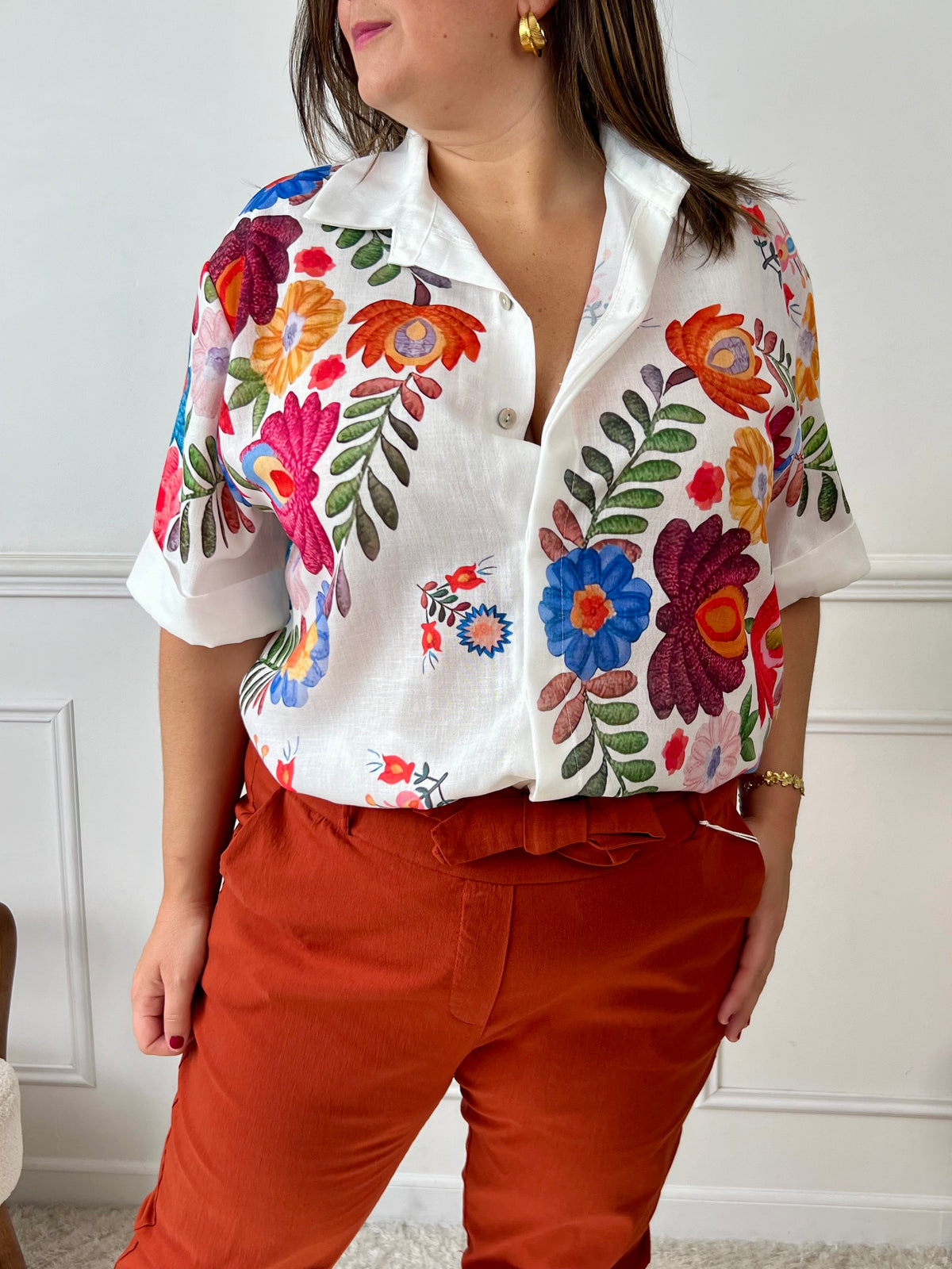 Chemise à motifs effet lin grande taille – Légère et agréable à porter, cette chemise ample à manches courtes et col classique se ferme par des boutons sur toute la longueur. Ses motifs floraux multicolores sur fond écru apportent une touche fraîche et colorée à tous les looks.