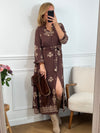Robe longue marron élégante, mise en valeur par de délicats motifs brodés beiges qui lui apportent charme et raffinement.