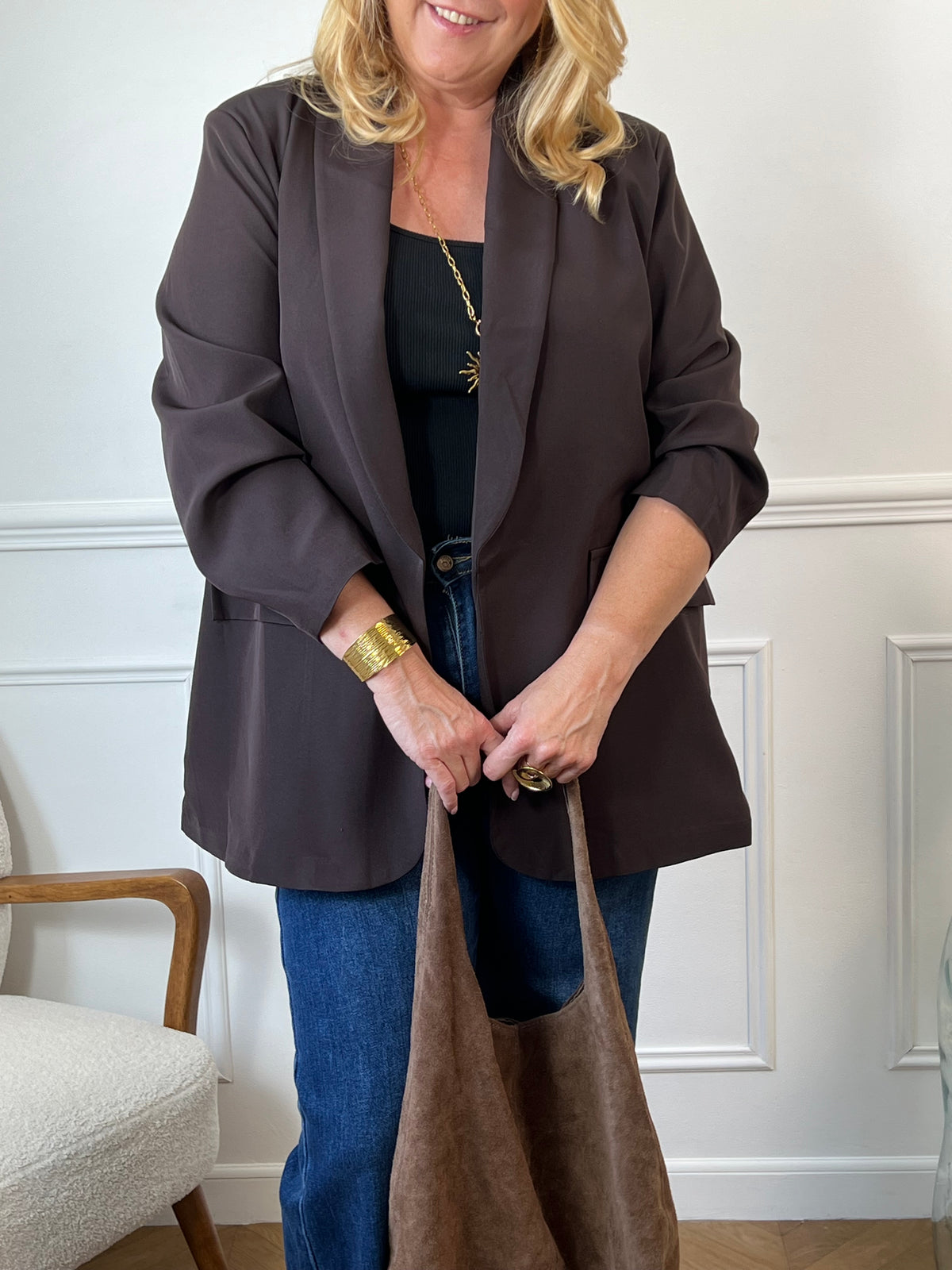 Valorisez votre silhouette avec le blazer en marron glacé, spécialement conçu pour les grandes tailles. Ses manches longues assurent une coupe flatteuse, tandis que les épaules apportent structure et élégance.