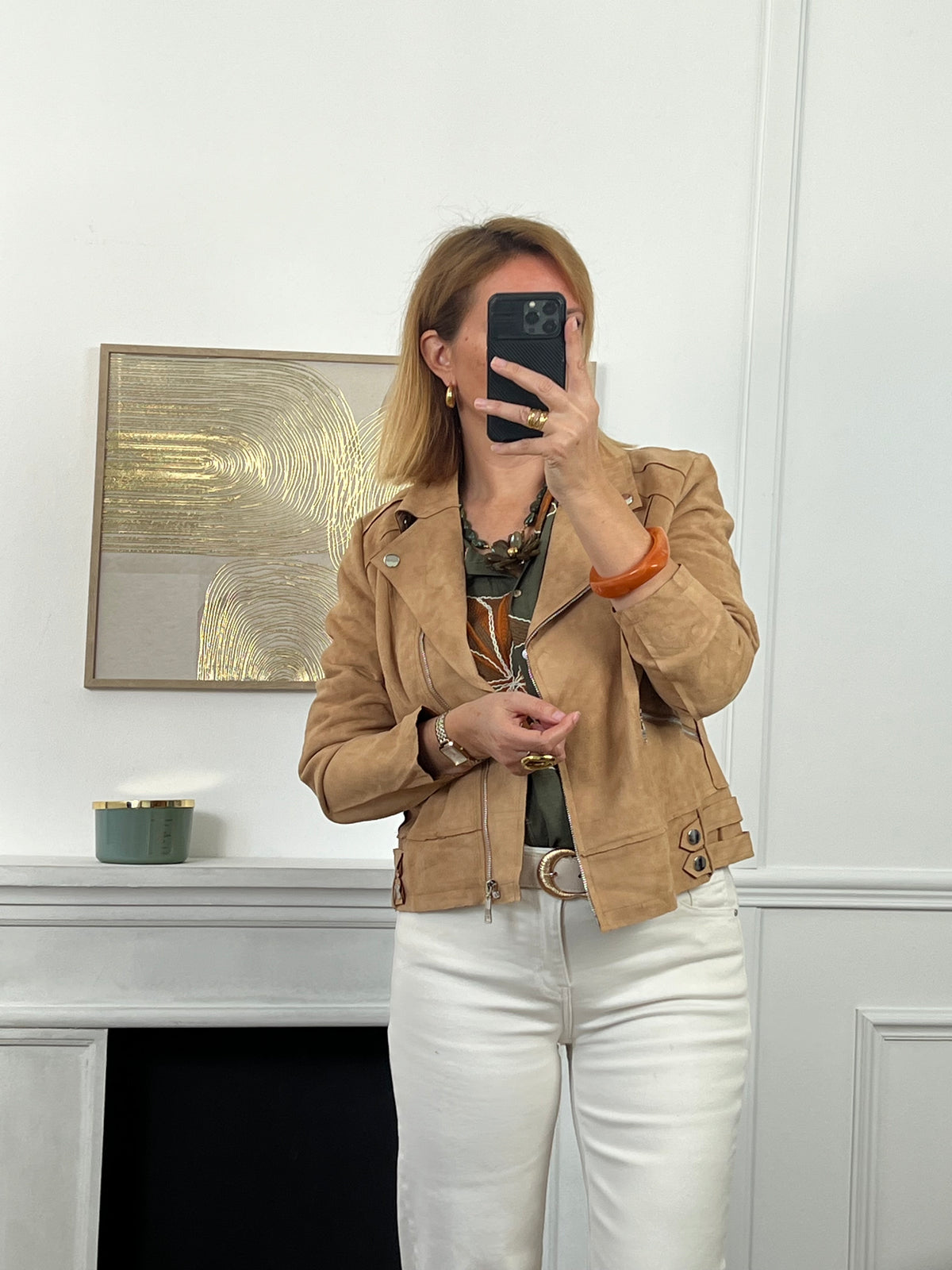 Intemporel et tendance, ce perfecto en effet daim beige séduit par sa douceur et son allure moderne. Sa coupe ajustée met en valeur la silhouette tandis que ses finitions apportent une touche élégante et décontractée à la fois. Une pièce incontournable pour sublimer toutes vos tenues, du quotidien aux occasions spéciales.