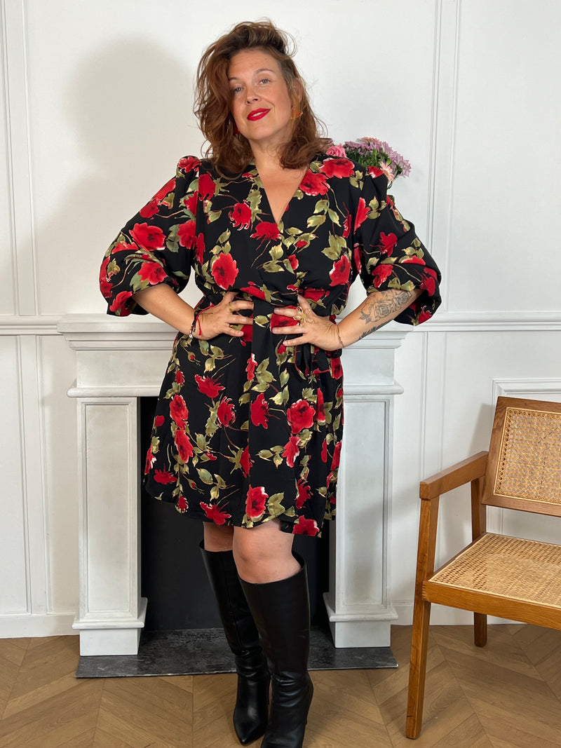 La robe courte grande taille Rosalina offre un confort ajusté grâce à son col cache-cœur, ses manches longues et son élastique à la taille. Son lien à nouer souligne la silhouette tandis que les motifs floraux illuminent votre style avec délicatesse.