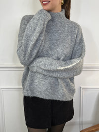 Adoptez l'essentiel avec ce pull basique gris en matière douce. Une pièce confortable et intemporelle, parfaite pour un style cosy et naturel.