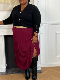 Découvrez notre jupe plissée, conçue en taille unique pour flatter les silhouettes du 42 au 50, disponible dans une gamme de couleur captivantes pour s'adapter à chaque style