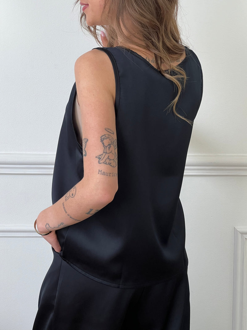 Découvrez notre top noir Abel, un essentiel basique pour femme qui allie confort et style. Idéal pour toutes les occasions, ce top noir apportera une touche d'élégance à vos tenues, tout en vous offrant un confort inégalé. Un incontournable pour toute garde-robe féminine !